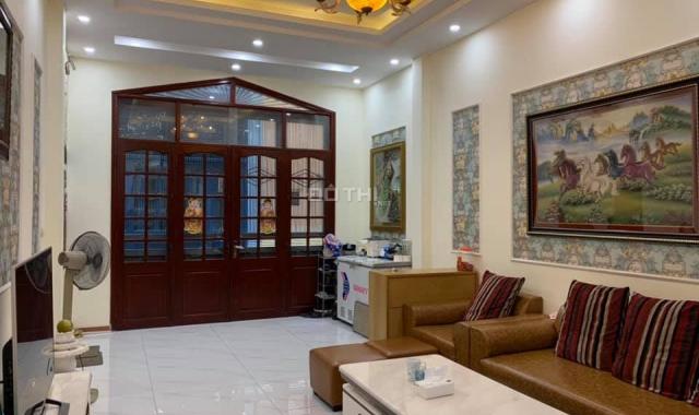 Nhà lô góc hàng hiếm Nguyễn Khang, 40m2, 5 tầng, 4Pn, giá 3,3 tỷ