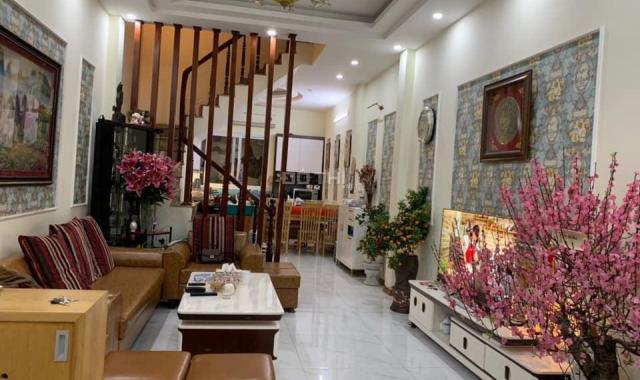 Nhà lô góc hàng hiếm Nguyễn Khang, 40m2, 5 tầng, 4Pn, giá 3,3 tỷ