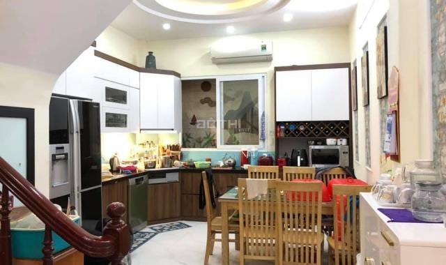 Nhà lô góc hàng hiếm Nguyễn Khang, 40m2, 5 tầng, 4Pn, giá 3,3 tỷ