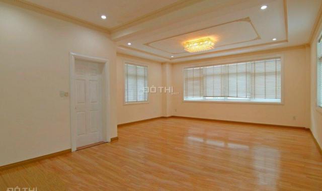 Cho thuê biệt thự Thảo Điền có DT đất 400m2 với 3 lầu 4 phòng ngủ và hồ bơi riêng