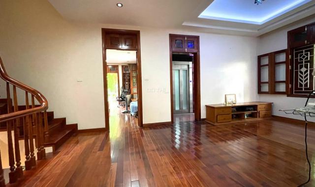 Bán biệt thự Lão Thành Cách Mạng, Yên Hòa, Cầu Giấy, view công viên, 140m2, 4 tầng, giá hơn 30 tỷ