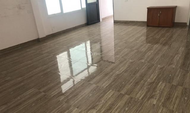 Cần cho thuê phòng gấp 50m2 khép kín ở Đê La Thành ở hoặc làm văn phòng