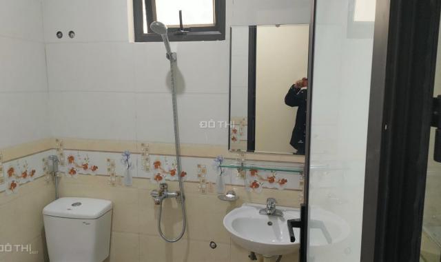 Cho thuê nhà đường Hạ Yên, Cầu Giấy, Hà Nội. DT 70m2, 5 tầng, thông sàn nhà mới 100% giá 32 tr/th