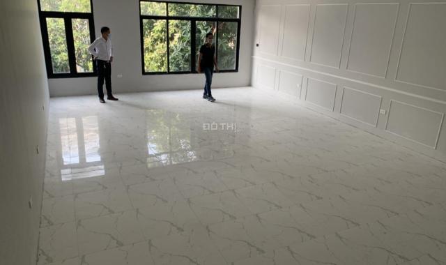 Cho thuê nhà MP Trần Kim Xuyến, Cầu Giấy, HN, DT 100m2, 4 tầng, thông sàn, ô tô đỗ cửa, 52 tr/th