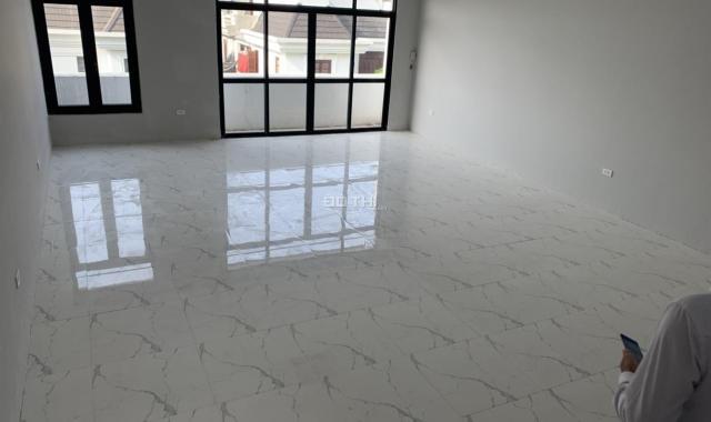 Cho thuê nhà MP Trần Kim Xuyến, Cầu Giấy, HN, DT 100m2, 4 tầng, thông sàn, ô tô đỗ cửa, 52 tr/th