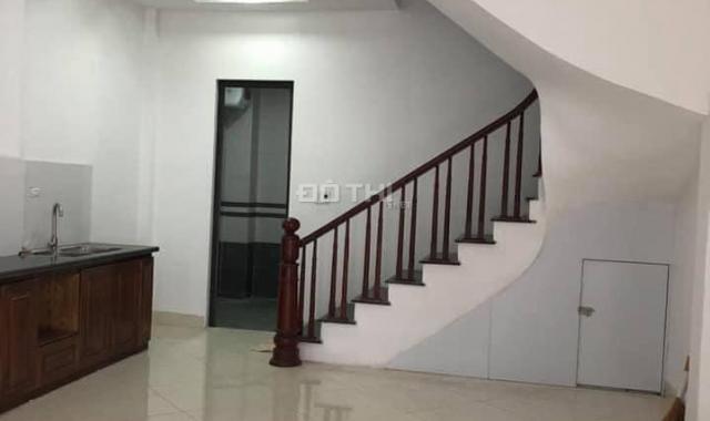 Bán nhà khu vực Hoàng Quốc Việt DT 30m2 xây 4 tầng, ô tô đỗ cửa, phù hợp kinh doanh. Giá nhỉnh 3 tỷ