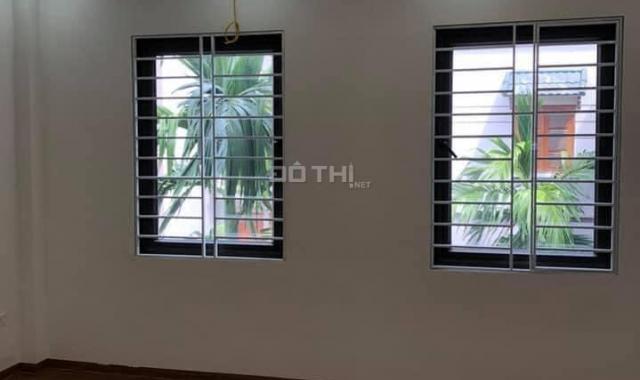 Bán nhà khu vực Hoàng Quốc Việt DT 30m2 xây 4 tầng, ô tô đỗ cửa, phù hợp kinh doanh. Giá nhỉnh 3 tỷ