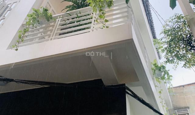 Bán gấp nhà góc 2 mặt tiền siêu thoáng, siêu đẹp, DT 40m2, 1 trệt 3 lầu, cách Q1 500m, giá cực mềm