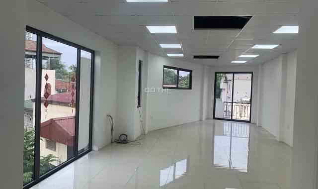 Cho thuê nhà Hoàng Hoa Thám 70m2 x 5T MT 9m nhà mới có thang máy thông sàn 33tr/th