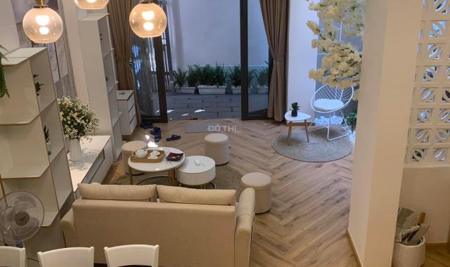 Gia đình cần bán nhà phố Cổng Đục, HK, giá 11,5 tỷ, 68m2, mới đẹp, KD được