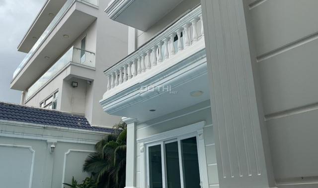 Bán biệt thự khu compound Thảo Điền, DT 400m2, 3 tầng, hồ bơi