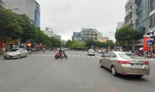 Siêu hót mặt phố Kim Mã kinh doanh vỉa hè đá bóng - nơi giao thoa của tinh hoa tiền tài