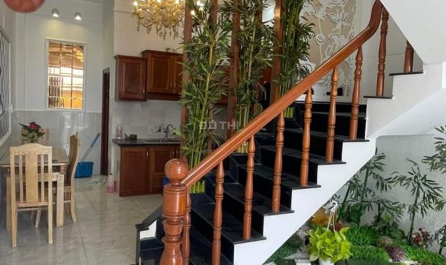 Nhà đẹp 3 tầng đường 10 m, trục Nguyễn Thị Hương, thị trấn Nhà Bè. 4*13m, 5,5 tỷ