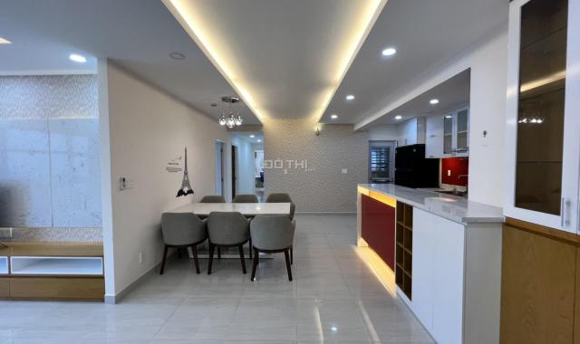 Bán nhanh trong tháng căn hộ 3PN dt 135m2, lầu cao chót vót, view sông, nội thất đẹp chỉ 6,2 tỷ