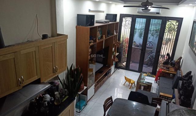 Nhà đẹp siêu hiếm Phố Trạm, sân riêng, thoáng, ở luôn, 30m2, 5 tầng, 3 tỷ. LH: 0913896966