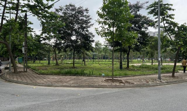 Chủ nhà cần bán lại căn góc biệt thự hai mặt thoáng view công viên tại khu đô thị Sài Đồng, LB