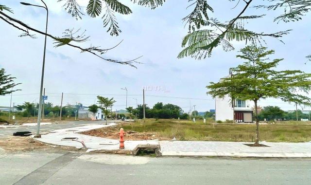 Cần tiền bán lô đất 105m2 ngay KDC đông đúc, cách trường THCS Lê Minh Xuân tầm 300m