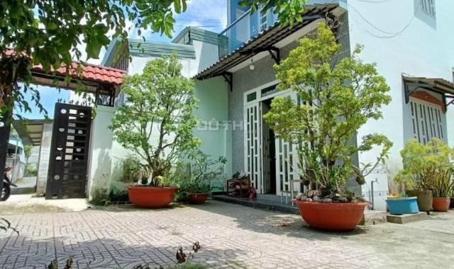 Bán căn nhà 1 trệt 1 lầu 9x21m, sân xe hơi cực đẹp ngay Eonmaill Bình Dương