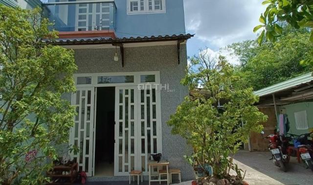 Bán căn nhà 1 trệt 1 lầu 9x21m, sân xe hơi cực đẹp ngay Eonmaill Bình Dương