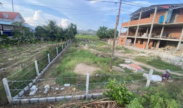 Mặt đường QL27A (Phan Rang - Đà Lạt) mới mở rộng. 200m tới nút giao cao tốc Cam Lâm Vĩnh Hảo 20x50m