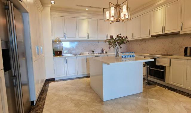 Chính chủ cần bán căn hộ Vincom Đồng Khởi, 4 phòng ngủ, full nội thất Châu Âu, view sông, Bitexco