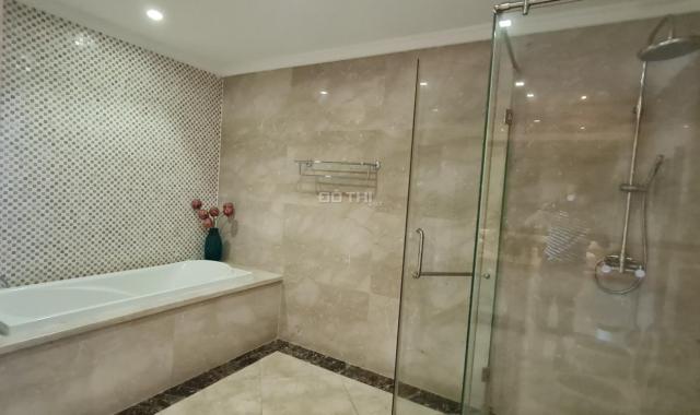 Chính chủ cần bán căn hộ Vincom Đồng Khởi, 4 phòng ngủ, full nội thất Châu Âu, view sông, Bitexco