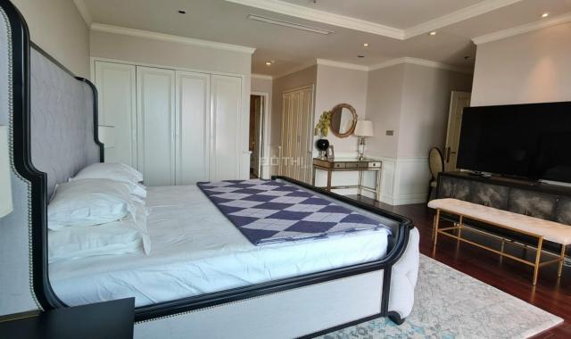 Chính chủ cần bán căn hộ Vincom Đồng Khởi, 4 phòng ngủ, full nội thất Châu Âu, view sông, Bitexco