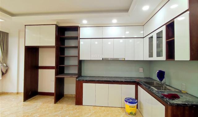 Gần Hoàng Quốc Việt, nhà mới hoàn thiện, phân lô, gara oto, 7T, thang máy, 50m2, giá 10.5 tỷ