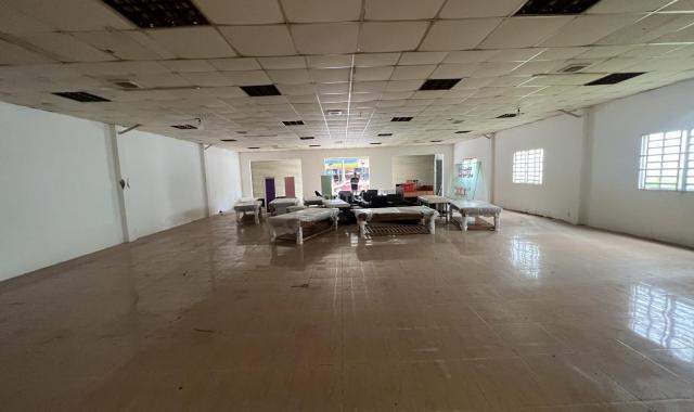 Cho thuê MB ngang 12,6m dài 19m (tổng 240m2) MT Nguyễn Du 25tr/tháng kinh doanh Bida, Spa, showroom
