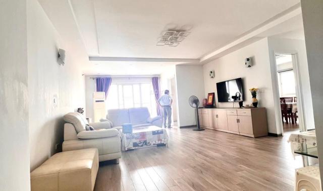 Bán gấp chính chủ cần bán căn hộ chung cư KĐT Văn Khê, Hà Đông. DT 140m2 tầng trung, full nội thất