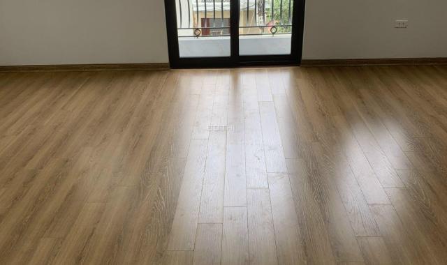 Bán nhà mới, sổ đỏ 40m2 x 5 tầng, có sân rộng, Văn Hội, Cổ Nhuế. 4,3 tỷ có thương lượng