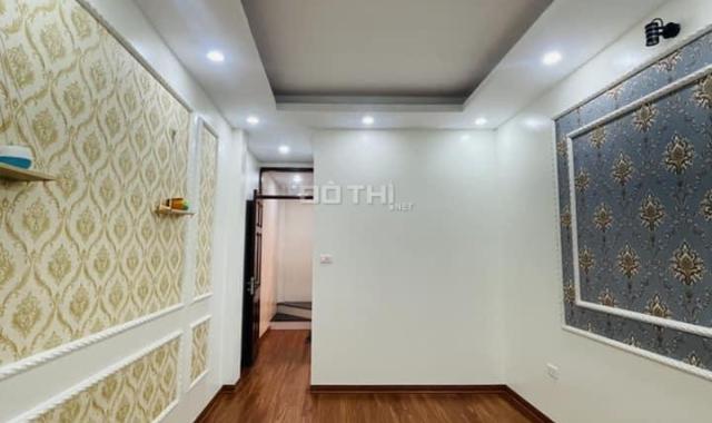 Bán nhà Trung Kính 30m2 giá 3.9 tỷ, 5 tầng, ở ngay, gần ô tô, nhà đẹp đón tết