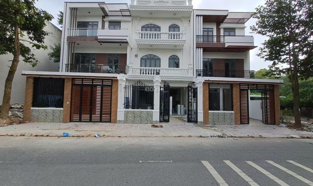 Chính chủ cần bán 3 căn nhà phố xây mới, mặt tiền đường ĐX 065 - phường Định Hòa SHR sẵn