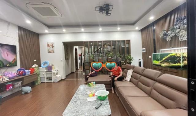 Tòa nhà văn phòng showroom mặt phố view hồ Hoàng Cầu kinh doanh DT 245m2 10T giá 108 tỷ