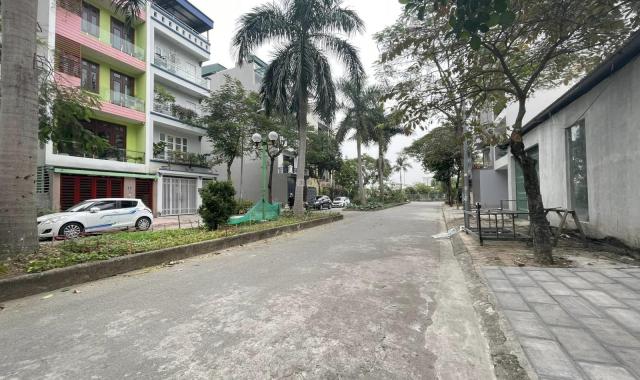 Quá gấp giảm 1,3 tỷ để bán luôn, nhà 80m2 xây 5 tầng, khu vực VIP Việt Hưng - đường đôi vỉa hè