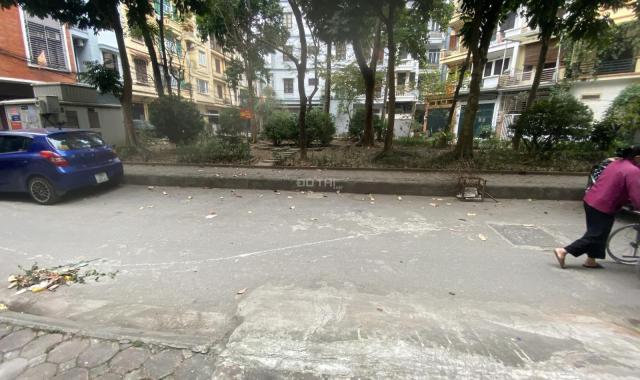 Cho thuê nhà liền kề bộ Giáo Dục đường Võ Chí Công, Tây Hồ 70m x6T có hầm đường 10m có vỉ hè