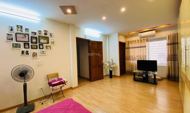 Nhà đẹp Đống Đa, 10m ra phố, ô tô đỗ cổng, tặng nội thất, 50m2 giá 7 tỷ