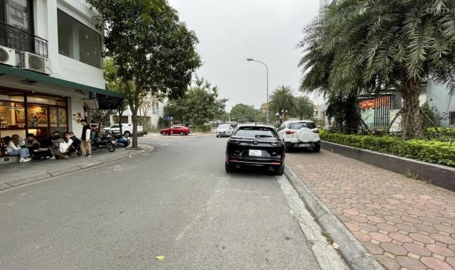 Bán nhà KĐT Việt Hưng, lô góc 2 mặt phố kd đắc địa, cho thuê 150tr/1 tháng, 120m*6T, MT21m, 25 tỷ