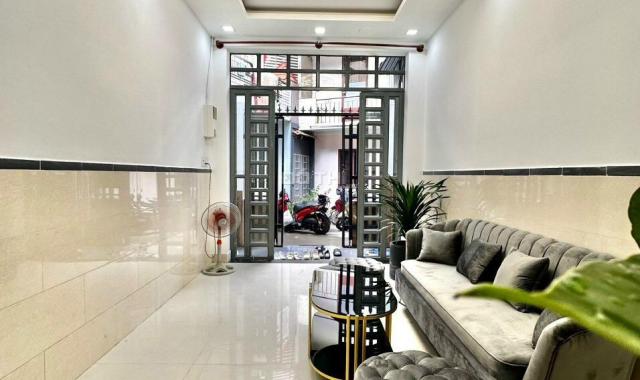 Nhà ba tầng 42m ngay trung tâm giap bình thạnh
