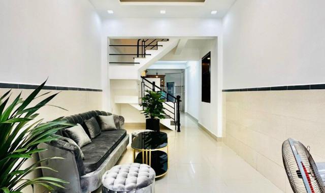Nhà ba tầng 42m ngay trung tâm giap bình thạnh