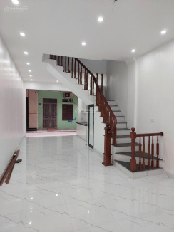 Cần tiền bán gấp căn nhà mặt ngõ 199 Trần Quốc Hoàn DT 50 m2 x 5T 2 mặt ngõ giá 10,2 tỷ