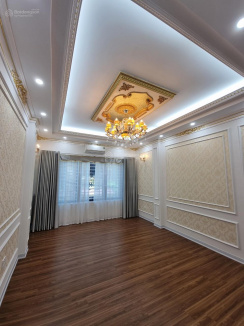 Cần tiền bán gấp căn nhà mặt ngõ 199 Trần Quốc Hoàn DT 50 m2 x 5T 2 mặt ngõ giá 10,2 tỷ