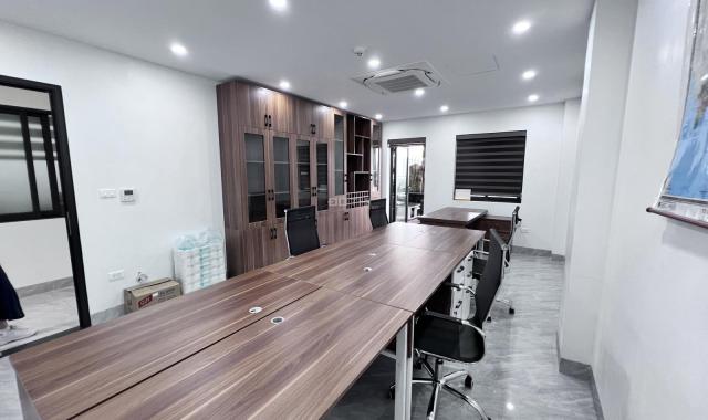Cho thuê tầng 8 của 1 tòa VP phố Duy Tân mặt tiền 10m, phù hợp văn phòng nc ngoài diện tích 75m2