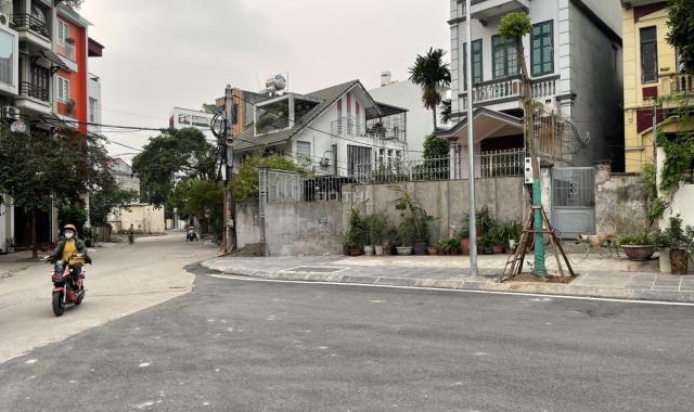 Nhà đẹp phố Ngọc Thụy, gara, thang máy - ngõ thông - ô tô tránh
