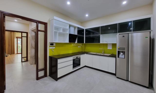 Bán nhà mặt phố view Hồ Tây - lô góc - thoáng mát quanh năm - 6 tầng thang máy - ở sướng - KD tốt