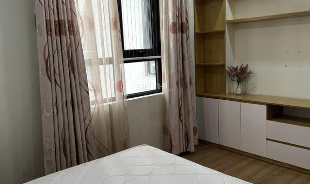 Cho thuê căn hộ chung cư Central Field Trung Kính 2 ngủ, đủ đồ căn góc có slot ô tô