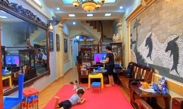 Bán nhà quận Cầu Giấy, ngõ nông, 20m ra phố, DT 50m2, giá 5.95 tỷ