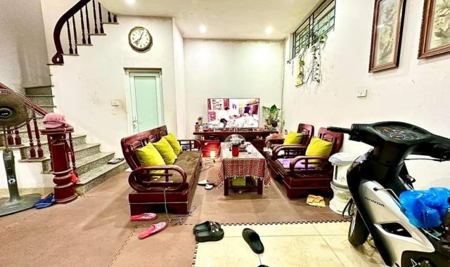 Bán nhà Ngõ 72 Nguyễn Trãi lô góc - 4PN - tặng nội thất - hàng xóm Royal City