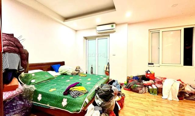 Bán nhà Ngõ 72 Nguyễn Trãi lô góc - 4PN - tặng nội thất - hàng xóm Royal City