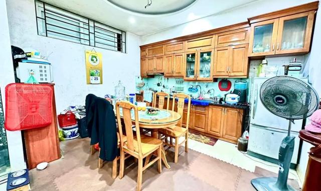 Bán nhà Ngõ 72 Nguyễn Trãi lô góc - 4PN - tặng nội thất - hàng xóm Royal City